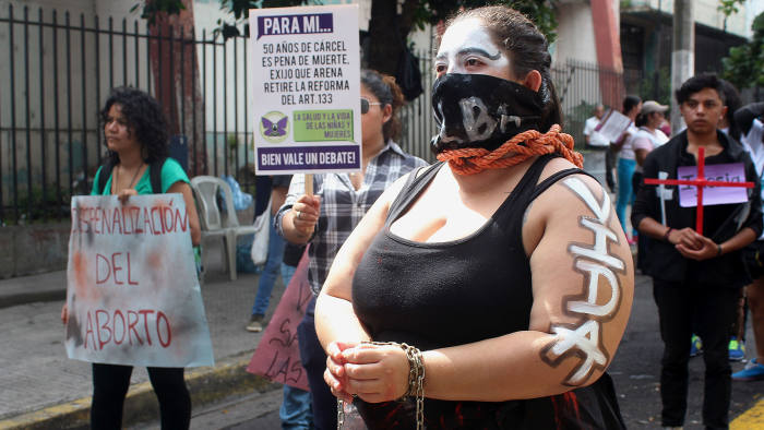 Salvadoran people rally to demand the decriminalization of abortion in front of the Legislative Assembly © AFP/Getty