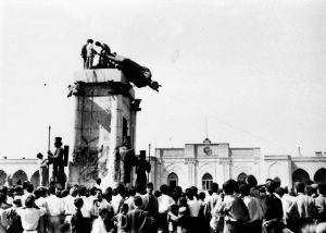 Demonstrators tear down statue of Reza Shah in Tehran's main square. (Source)