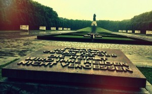 Das Sowjetische Ehrenmal im Treptower Park//Soviet Memorial at Treptower Park